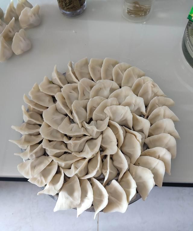 虾皮饺子馅怎么做好吃
，棱瓜水饺怎么做好吃？图1