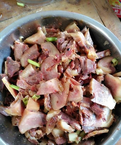 怎么做猪头肉才好吃
，咸猪头肉怎么做好吃？图2