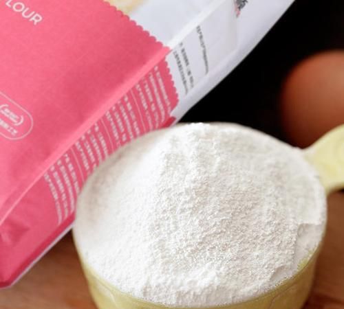 蛋糕粉可以代替低筋面粉吗
，想做蛋糕，可没有低筋面粉了。用普通面粉代替做出来会蓬松么?玉米淀粉是生粉么?或是玉米粉？图1