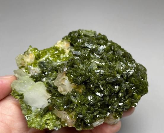 绿色的石头有哪些品种
，浅绿色的石头是什么？图1