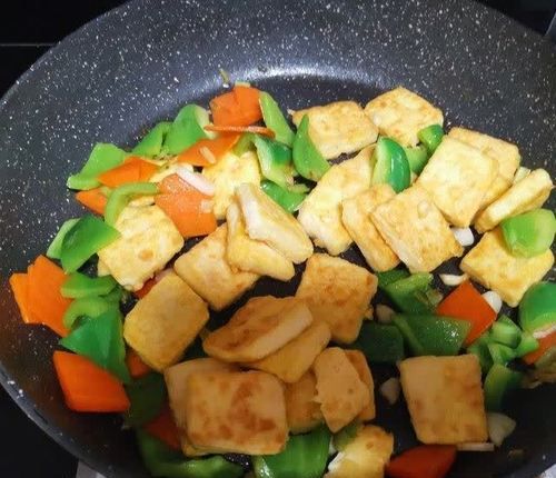 蛋跟豆腐怎么炒呢
，不辣的鸡蛋豆腐怎么做？图1