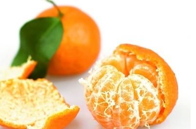 橘子白色的丝叫什么名字
，橘子罐头里有白色的丝是怎么回？图1
