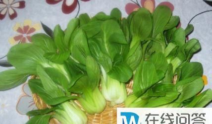 冰箱里的青菜被冻伤还能吃吗
，小青菜放冰箱冻了还能吃吗？图2