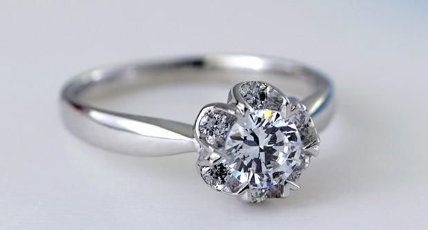 手指粗应该带什么样的钻石戒指
，手指短粗带什么样的戒指？图1