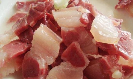 咸肉的腌制方法
，正宗东北咸肉的腌制方法和配料？图1