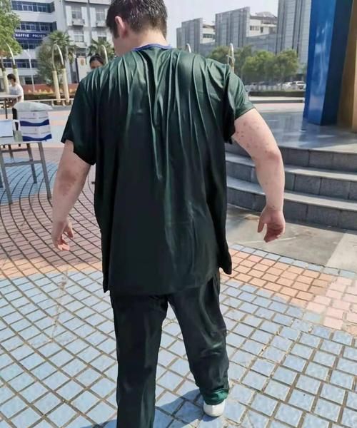 穿湿衣服对身体有害吗
，刚洗的衣服晾在甲醛房子有危害吗？图2