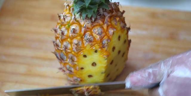 菠萝削了可以直接吃吗
，菠萝肉削开后看上去象进了水一样的那种还可以吃吗?吃了有什么后果？图3