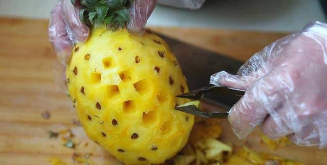 菠萝削了可以直接吃吗
，菠萝肉削开后看上去象进了水一样的那种还可以吃吗?吃了有什么后果？图5