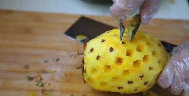 菠萝削了可以直接吃吗
，菠萝肉削开后看上去象进了水一样的那种还可以吃吗?吃了有什么后果？图6