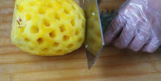菠萝削了可以直接吃吗
，菠萝肉削开后看上去象进了水一样的那种还可以吃吗?吃了有什么后果？图7