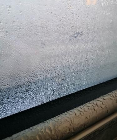 为什么冬天窗户上有水怎么办
，冬天窗户玻璃上上有水蒸气是怎么造成的？图1