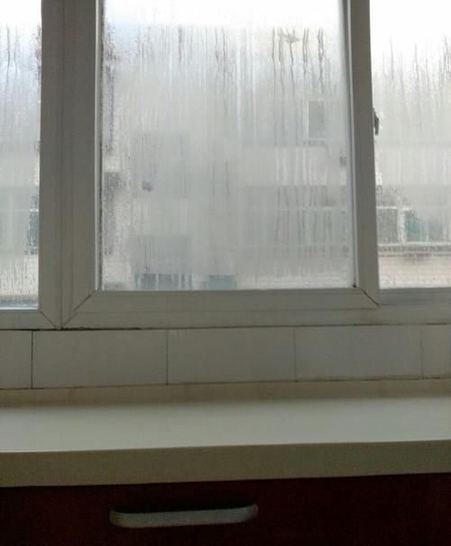 为什么冬天窗户上有水怎么办
，冬天窗户玻璃上上有水蒸气是怎么造成的？图2