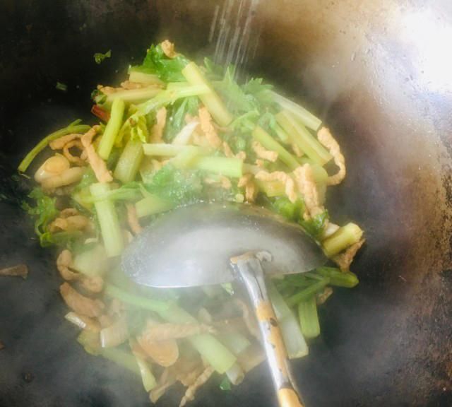 芹菜炒肉丝怎么炒
，芹菜炒肉怎么炒好吃又简单？图8