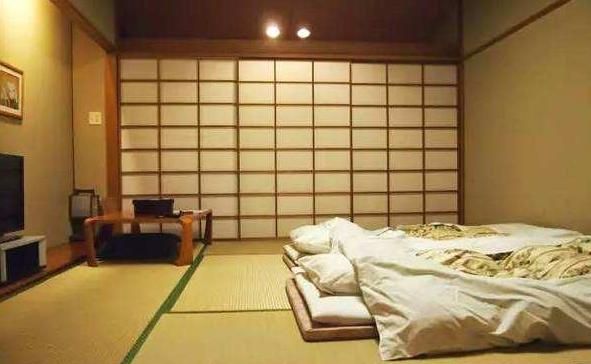 日本人睡地上怎么防潮
，日本卫生间地面用的什么材料？图1