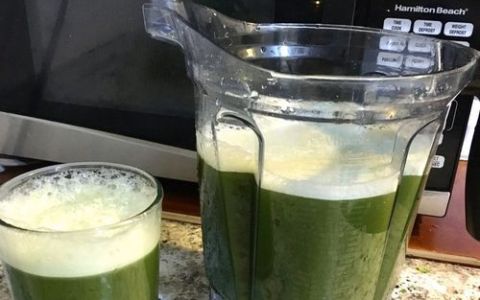 鲜榨芹菜汁要不要加水
，芹菜汁专用榨汁机能榨豆汁吗？