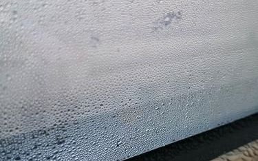 为什么冬天窗户上有水怎么办
，冬天窗户玻璃上上有水蒸气是怎么造成的？
